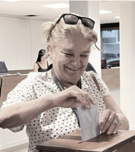 Eneida de León votando en elecciones SAU 2022