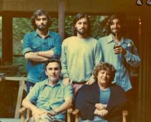 Mabel Bruno junto a sus hijos Alejandro, Gabriel y Rodolfo y su compañero inseparable (y colega) Juan Falkenstein