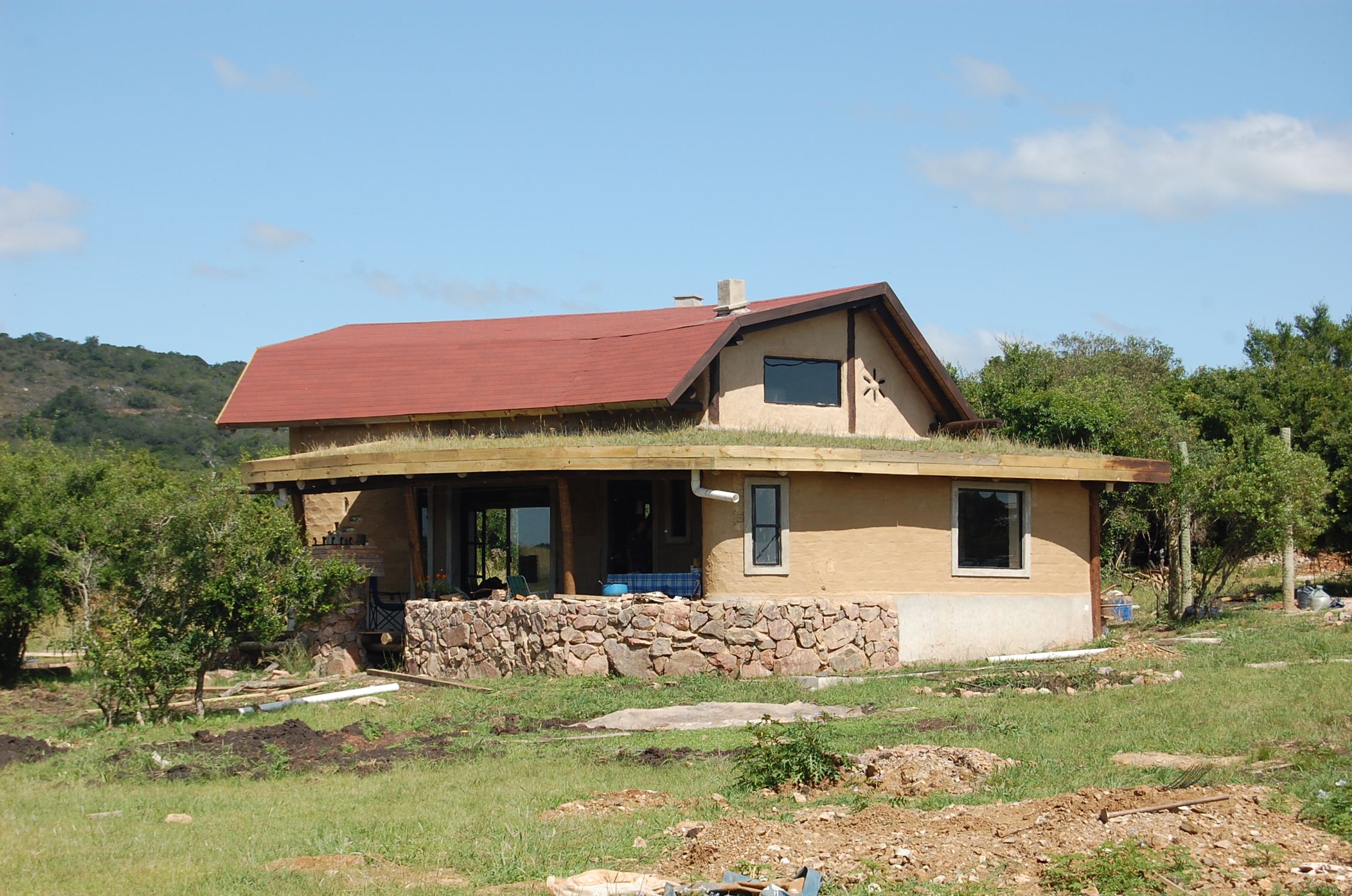 Casa de Tierra con techo verde en Marco de los Reyes Lavalleja (2011)